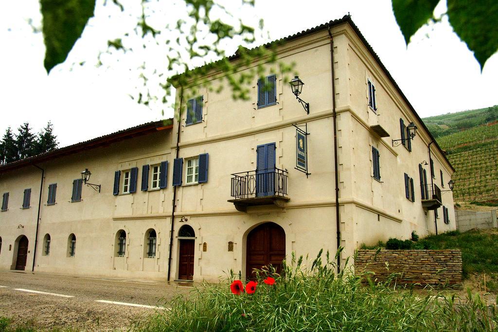 Marcarini Agriturismo Guest House Neviglie Exterior photo