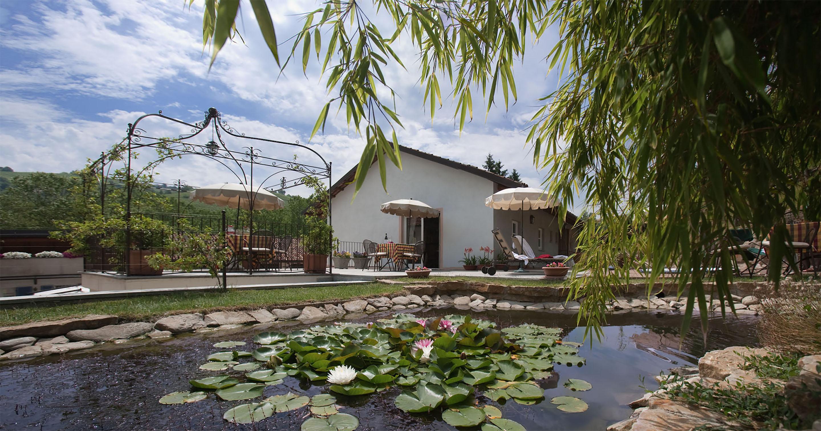 Marcarini Agriturismo Guest House Neviglie Exterior photo