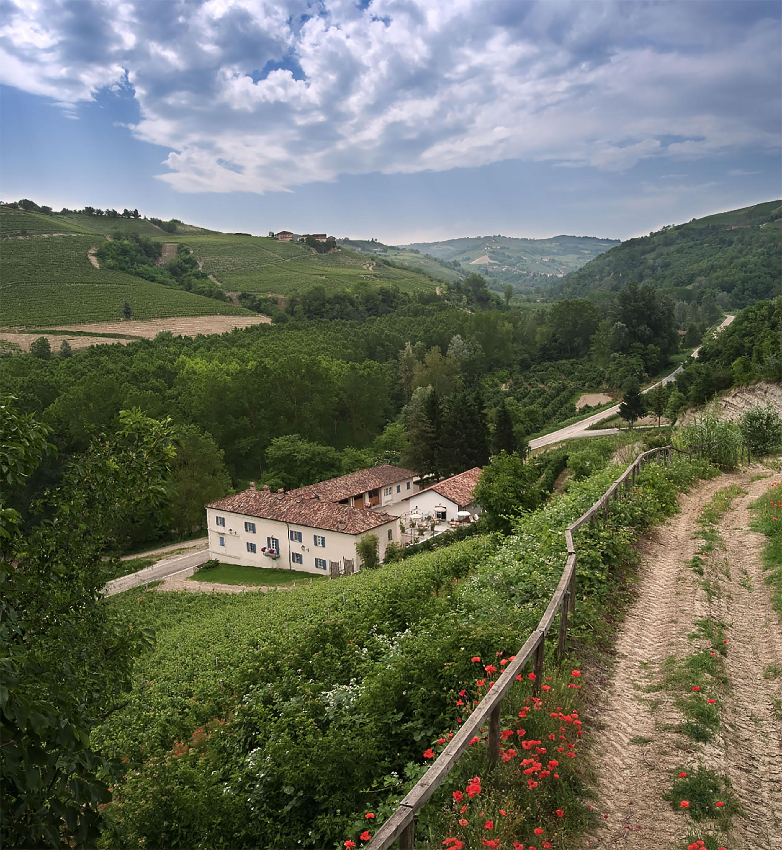 Marcarini Agriturismo Guest House Neviglie Exterior photo