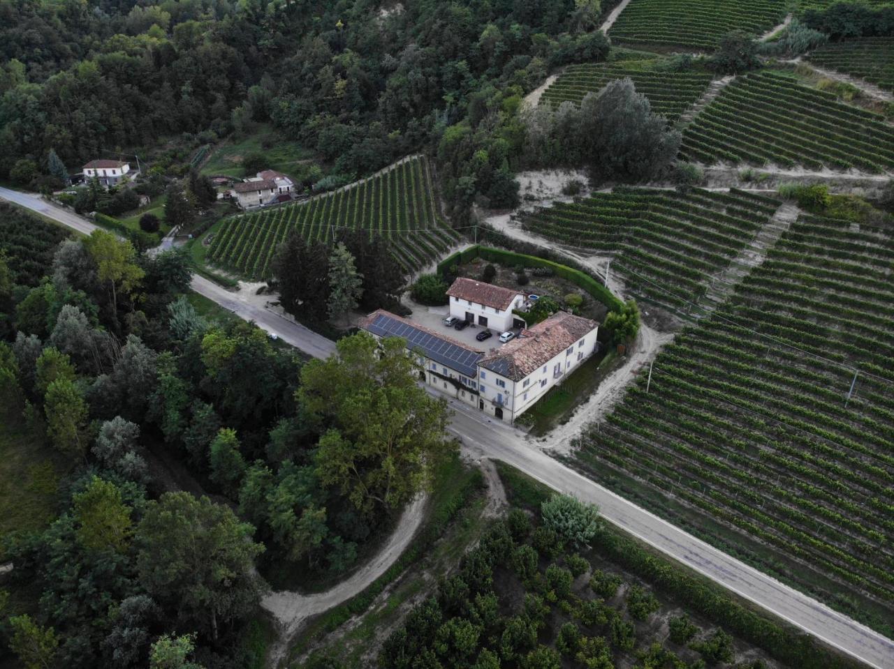 Marcarini Agriturismo Guest House Neviglie Exterior photo